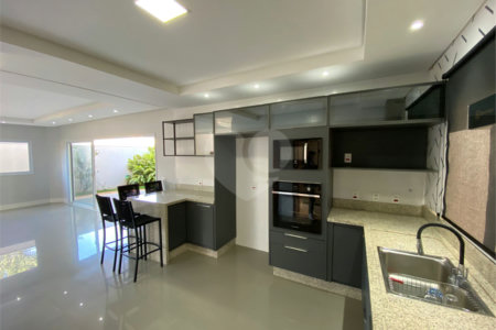 Casa com alto padrão de acabamento para venda no Condomínio Montreal.