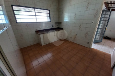 Casa Térrea com 3 dormitórios, sendo 1 suíte.