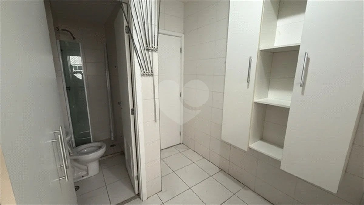 Apartamento de 155 m² com 4 dormitórios, varanda e 2 vagas de garagem. Condomínio com piscinas adulto, infantil e aquecida, lazer e portaria 24 horas.