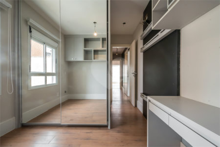 Cobertura de 240m² à venda em Moema - 04 Dorm sendo 02 suítes e 04 vagas.