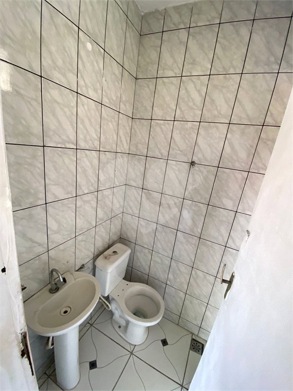 Casa térrea com salão comercial para venda no Santa Felícia.