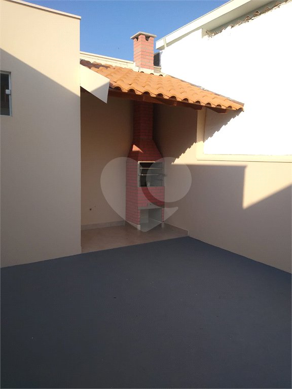 Casa Térrea com 3 dormitórios, sendo 1 suíte.