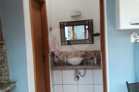 Sobrado com quintal amplo e arborizado a venda