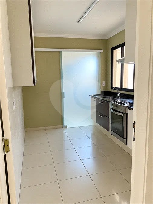 Cobertura de 255 m² com 3 dormitórios, 1 suíte, cozinha planejada, 2 vagas e área gourmet com churrasqueira.