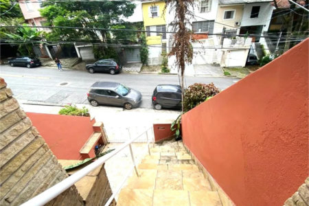 SOBRADO PARA VENDA OU LOCAÇÃO EM PERDIZES COM 3 DORM E 2 VAGAS DE GARAGEM
