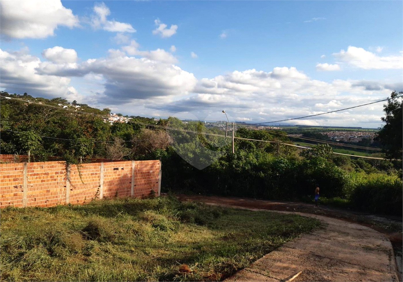 Terreno com 305,82 m² .