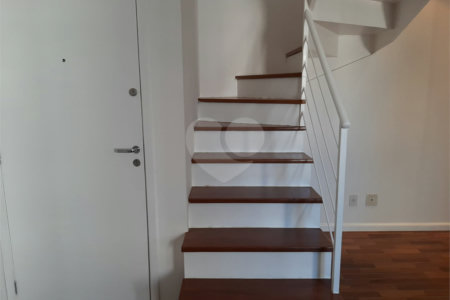 Cobertura de 240m² à venda em Moema - 04 Dorm sendo 02 suítes e 04 vagas.