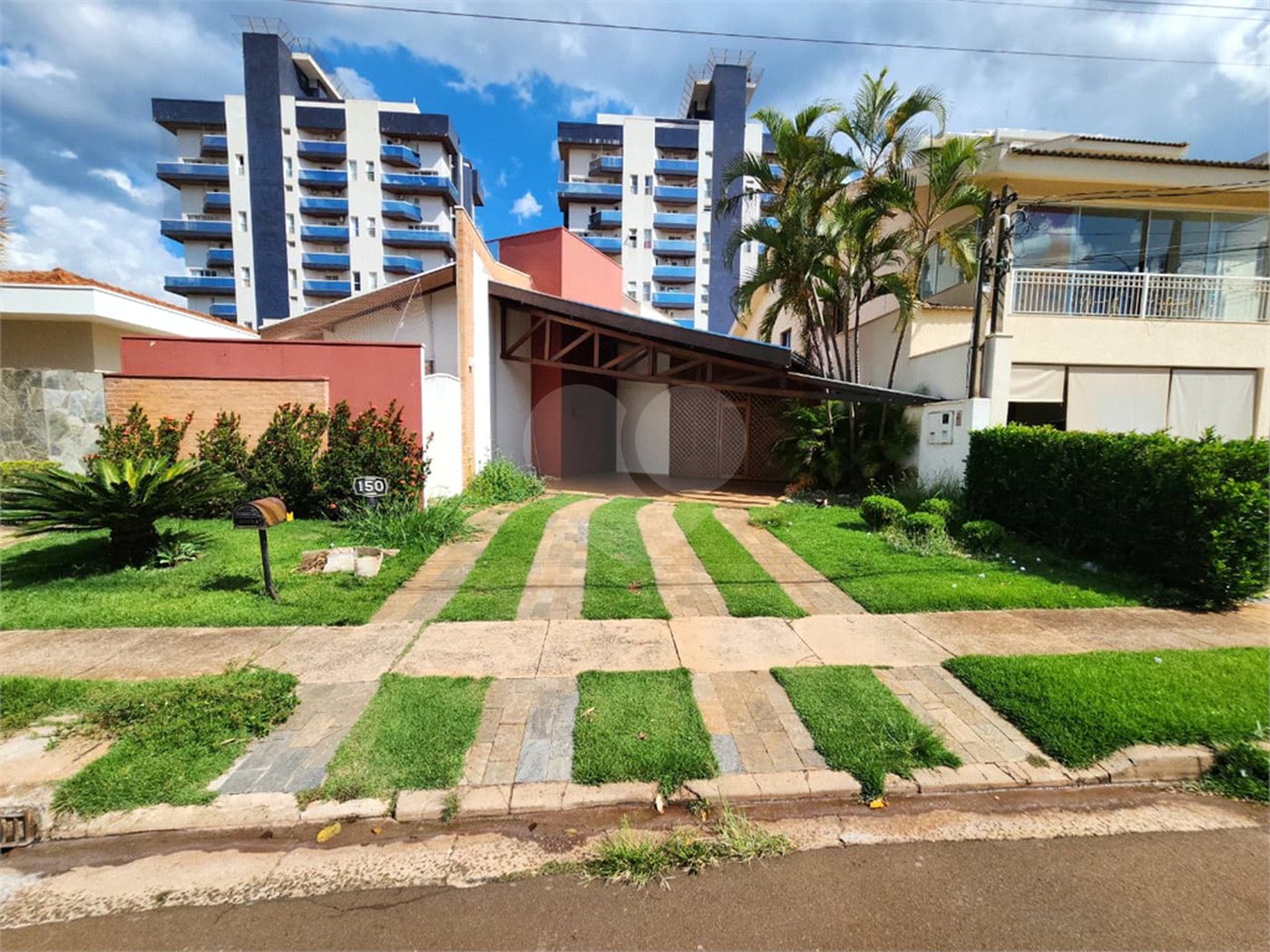 Casa Antiga, Charmosa e Muito Bem Localizada no Condomínio Faber Castell I á venda
