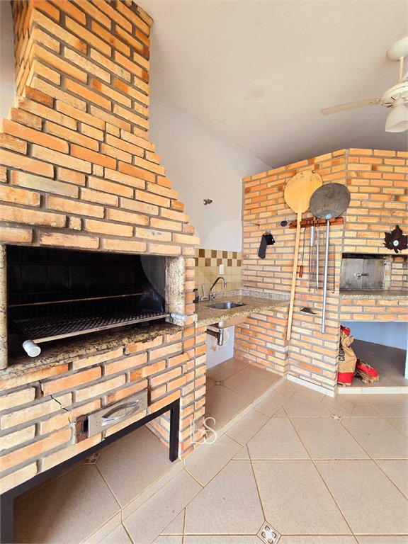 Indaiatuba- Vale das Laranjeiras - Vista dos fundos para o lago - Casa assobradada - 3 pisos, 4 quartos, 2 suítes, uma com hidro ,escritório, sala 3 ambientes, lareira, lavabo,cozinha ampla, despensa, lavanderia, churrasqueira, forno pizza, 6 wcs, piscina, jardim despensa, garagem, segurança