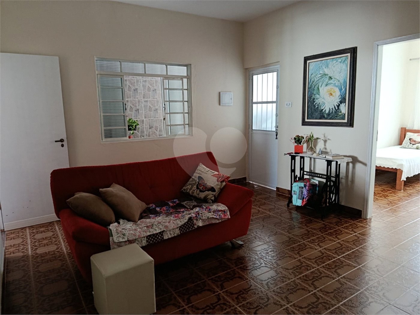 Casa térrea e espaçosa no centro da cidade por apenas R$370.000,00!!! Vamos agendar uma visita?