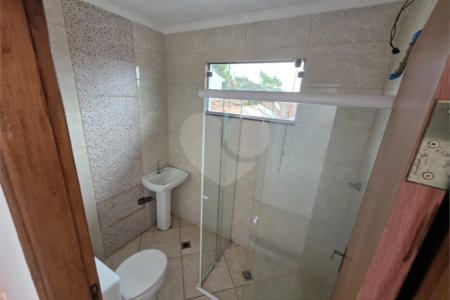 Casa térrea à venda no Douradinho com 2 quartos e edícula com mais dois quartos e 2 banheiros.