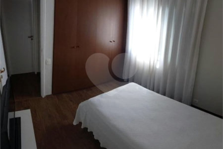 Apartamento de 83m2 no Campo Belo com 3 dorms, 2 banheiros, 1 vaga. Estuda permuta.