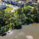 Indaiatuba - Condomínio Milano - Sobrado - 350 m² de terreno - 240 m² de área construída - 4 vagas de garagem, sendo 2 cobertas - Salas de estar e jantar integradas - 3 suítes com closet e varanda no pavimento superior - Escritório no térreo - Espaço gourmet com churrasqueira - Banheiro externo
