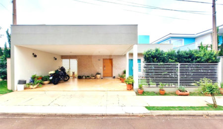 Casa à venda com 3 quartos, sendo 1 suíte, no condomínio Residencial Eldorado, São Carlos - SP