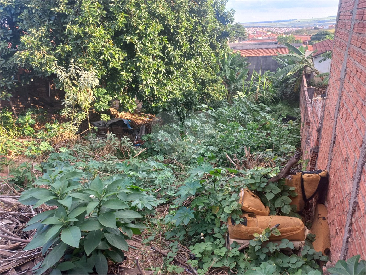 Terreno contendo 345,60 m² de área total.
