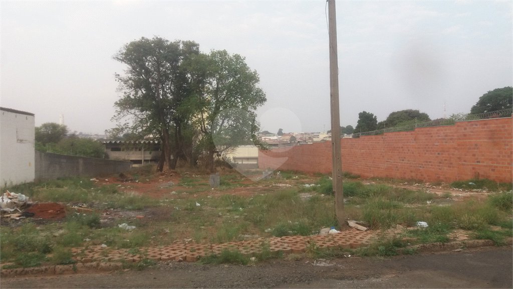 Terreno com 2.201,56 m² de área total.