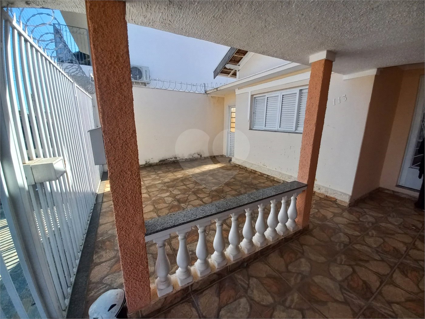 Casa térrea com 2 dormitórios.