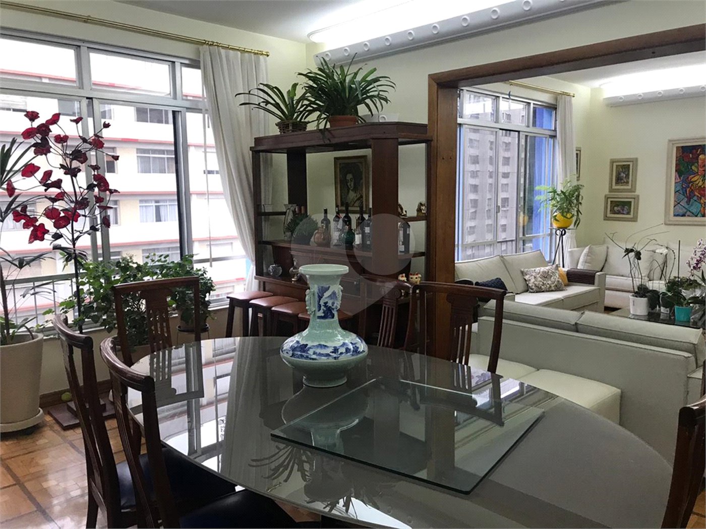 Apartamento de 345m2, 1 por andar.4 dormitórios (sendo 1 suite e 1 closet).