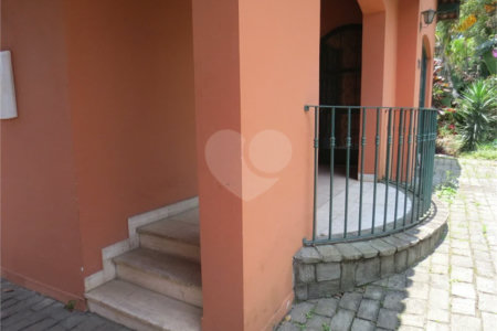 Casa no Pacaembu com ótima distribuição e amplo quintal em terreno em declive