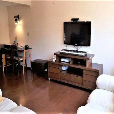 Sobrado com 4 quartos sendo 2 suítes, lareira e 2 vagas de garagem no Jardim Olympia/Butantã