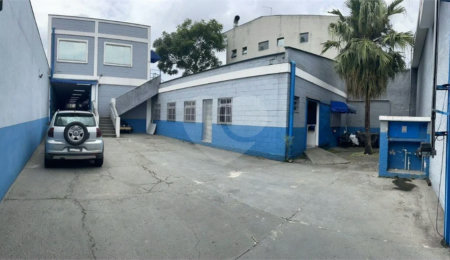 Galpão de 680 M² a 01 km da Rodovia Anchieta.