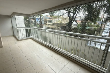 Apartamento de 155 m² com 4 dormitórios, varanda e 2 vagas de garagem. Condomínio com piscinas adulto, infantil e aquecida, lazer e portaria 24 horas.