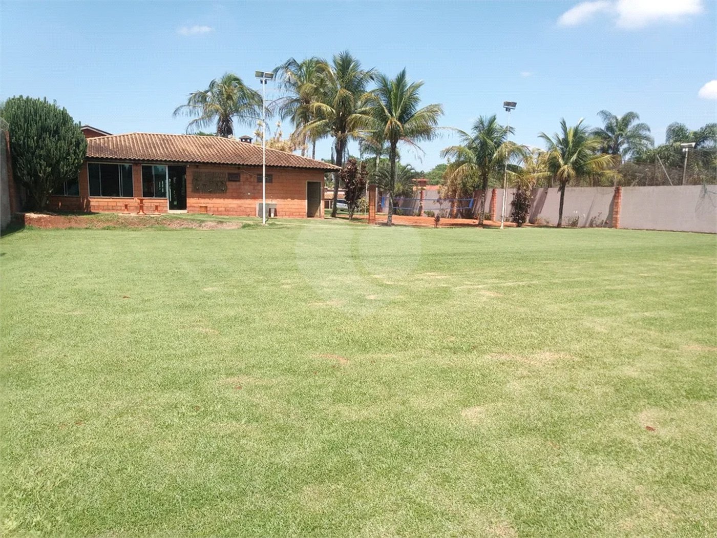 Chácara à venda. Ampla área de lazer. Aceita permuta com apartamento na praia