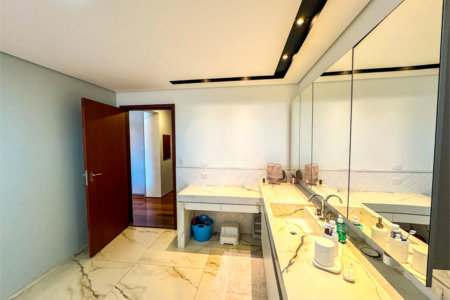 Apartamento à Venda no Centro de São Carlos - com 3 Suítes.
