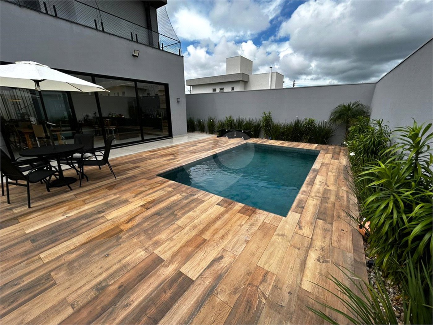 Casa de alto padrão para venda no condomínio Damha III.