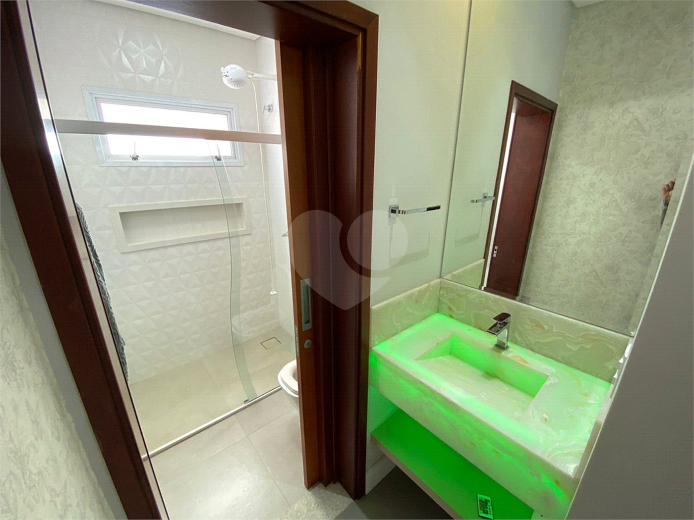 Casa com alto padrão de acabamento para venda no Condomínio Montreal.