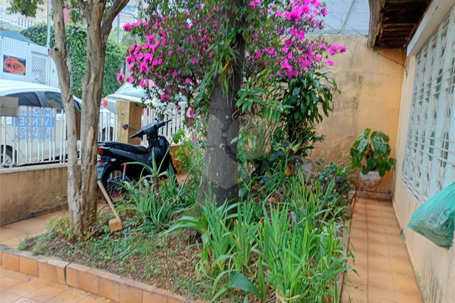CASA TERREA A VENDA EM UMA TRAVESSA DA PAULA FERREIRA.