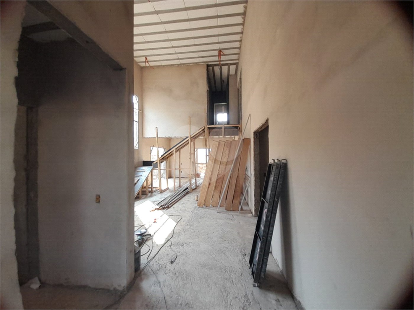 Casa em Construção com Área Gourmet e Piscina no Condomínio Damha II