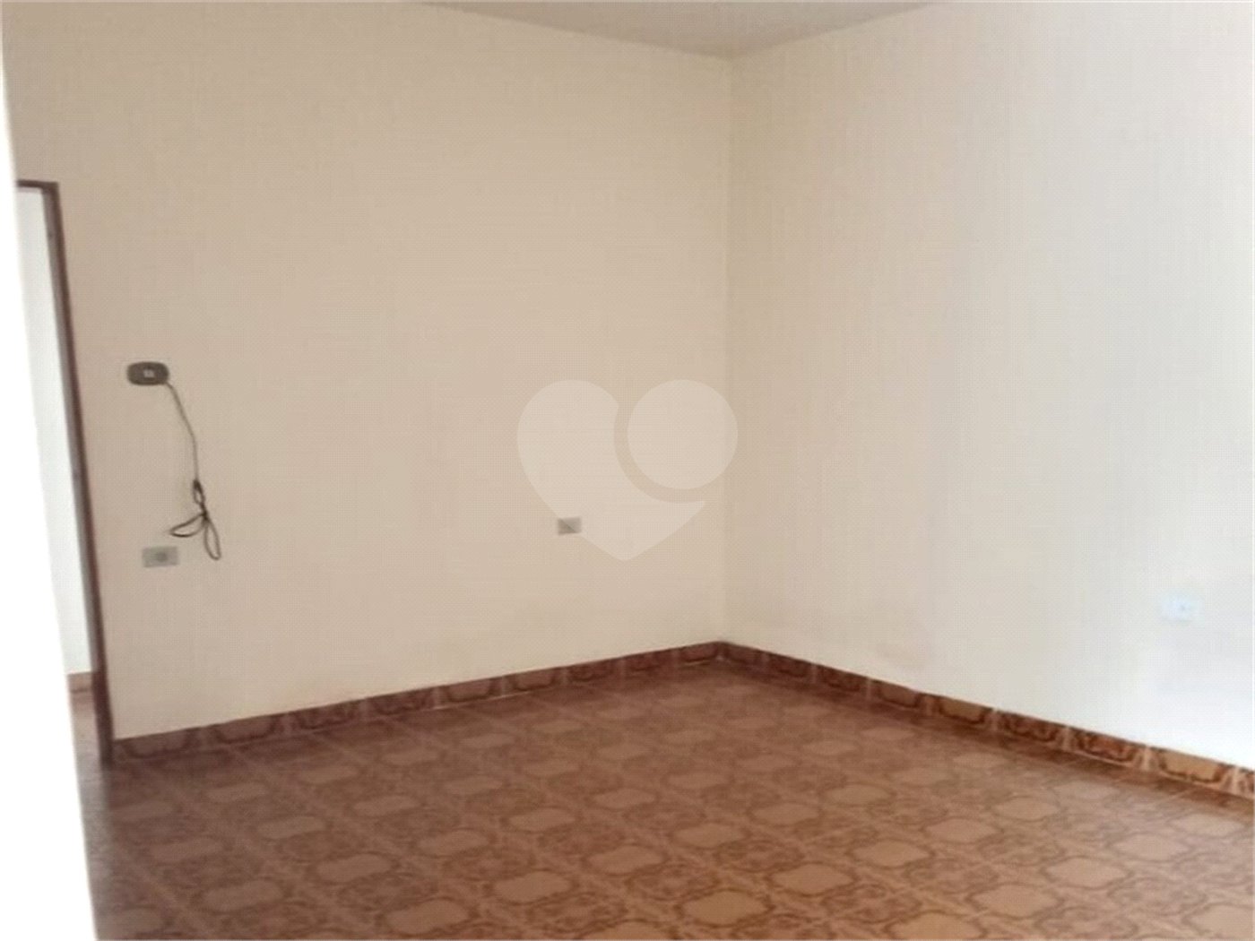 Casa térrea e espaçosa no centro da cidade por apenas R$370.000,00!!! Vamos agendar uma visita?