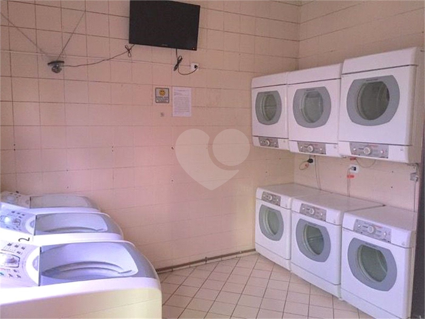 Apartamento mobiliado de 32m2 com 1 dormitório e 1 vaga para locação na Santa Cecília