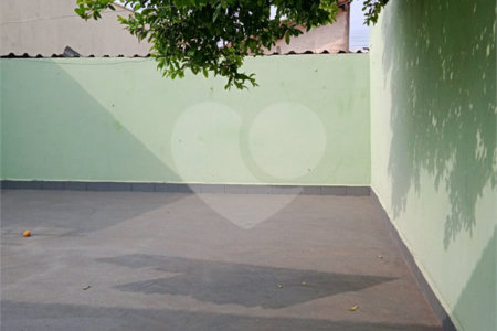Casa térrea com 3 dormitórios.