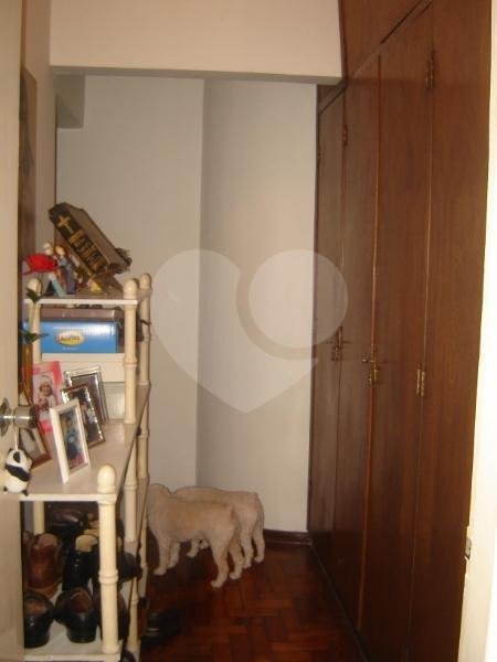 Apartamento com 4 quartos e ampla sala.