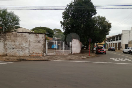 Terreno já cimentado a venda no Jockey Club