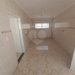 Casa térrea com 2 dormitórios.