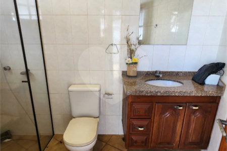 Casa Antiga, Charmosa e Muito Bem Localizada no Condomínio Faber Castell I á venda