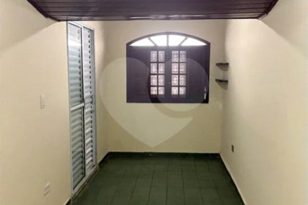 São Paulo - Capital - Bairro Santa Cruz - R4 495.000,00 - Aceita permuta por imóvel na cidade de Indaiatuba- Sp - Sobrado em rua residencial sem saída e com praça particular. O imóvel possui 2 quartos — 1 suíte com dois ambientes e acesso a hall externo. Sala ampla, cozinha com dois ambientes