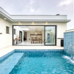 Casa Térrea – Condomínio Maria Cândida - 300 m² de terreno - 212 m² de área construída - 4 vagas de garagem, sendo 2 cobertas - Sala de jantar e estar integradas, com pé-direito duplo e cortina - 3 suítes com ar-condicionado, sendo 1 master com closet – planejado – Roupeiro – Escritório - Cozinha