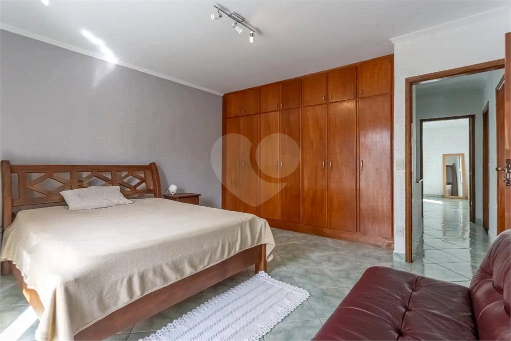 Sobrado no Jabaquara com 280m², 3 dormitórios, quintal amplo, varanda e 3 vagas de garagem.