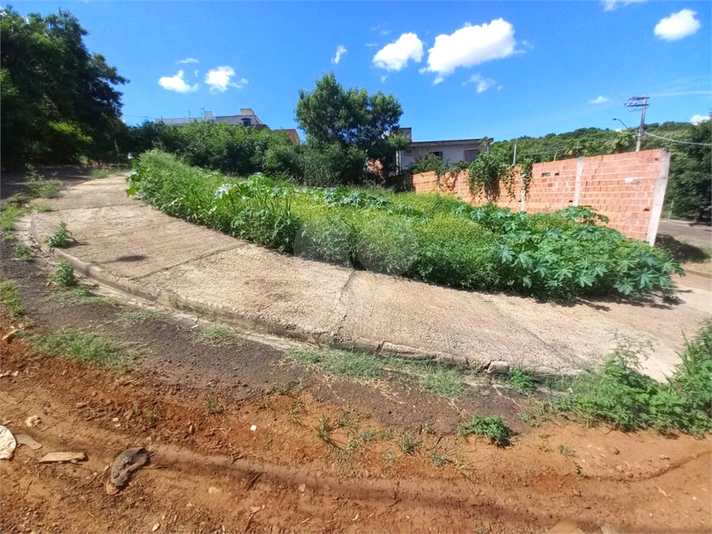 Terreno com 305,82 m² .