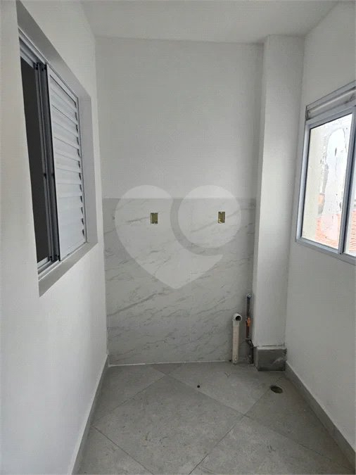 Apartamento com 48m², distribuídos em 2 dormitórios, sala, cozinha e 1 banheiro.