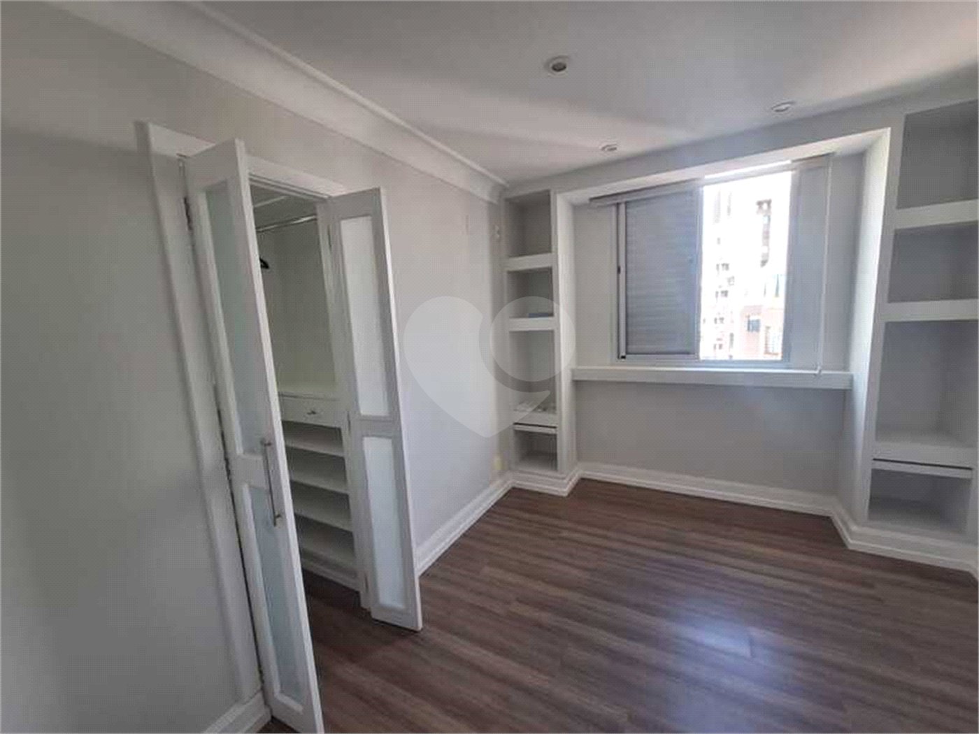 Apartamento para locação com 2 dormitórios, sendo 1 suíte com 02 vagas, totalmente climatizado nos 3 ambientes