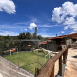Chácara com excelente infraestrutura, contendo casa com 8 dormitórios, 900 m² de área construída, área total de 3000m², piscina adulto e infantil, churrasqueira, quadra gramada de futebol - Rio Acima - Atibaia/SP 900 m² Área construída 3.000 m² Área do terreno