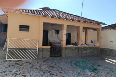 Casa térrea e espaçosa no centro da cidade por apenas R$370.000,00!!! Vamos agendar uma visita?