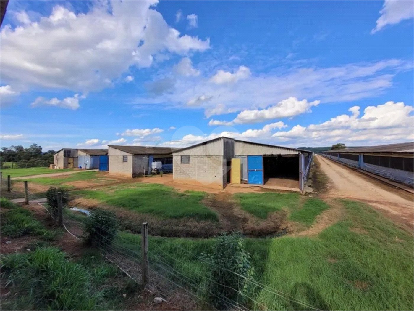 Chácara à venda com 3 quartos, sendo 1 suíte, em Cercadinho, Alambari, SP
