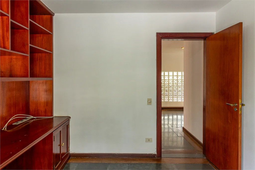 Casa à venda com 4 quartos, sendo 3 suítes,  no condomínio Vila das Flores, São Paulo - SP