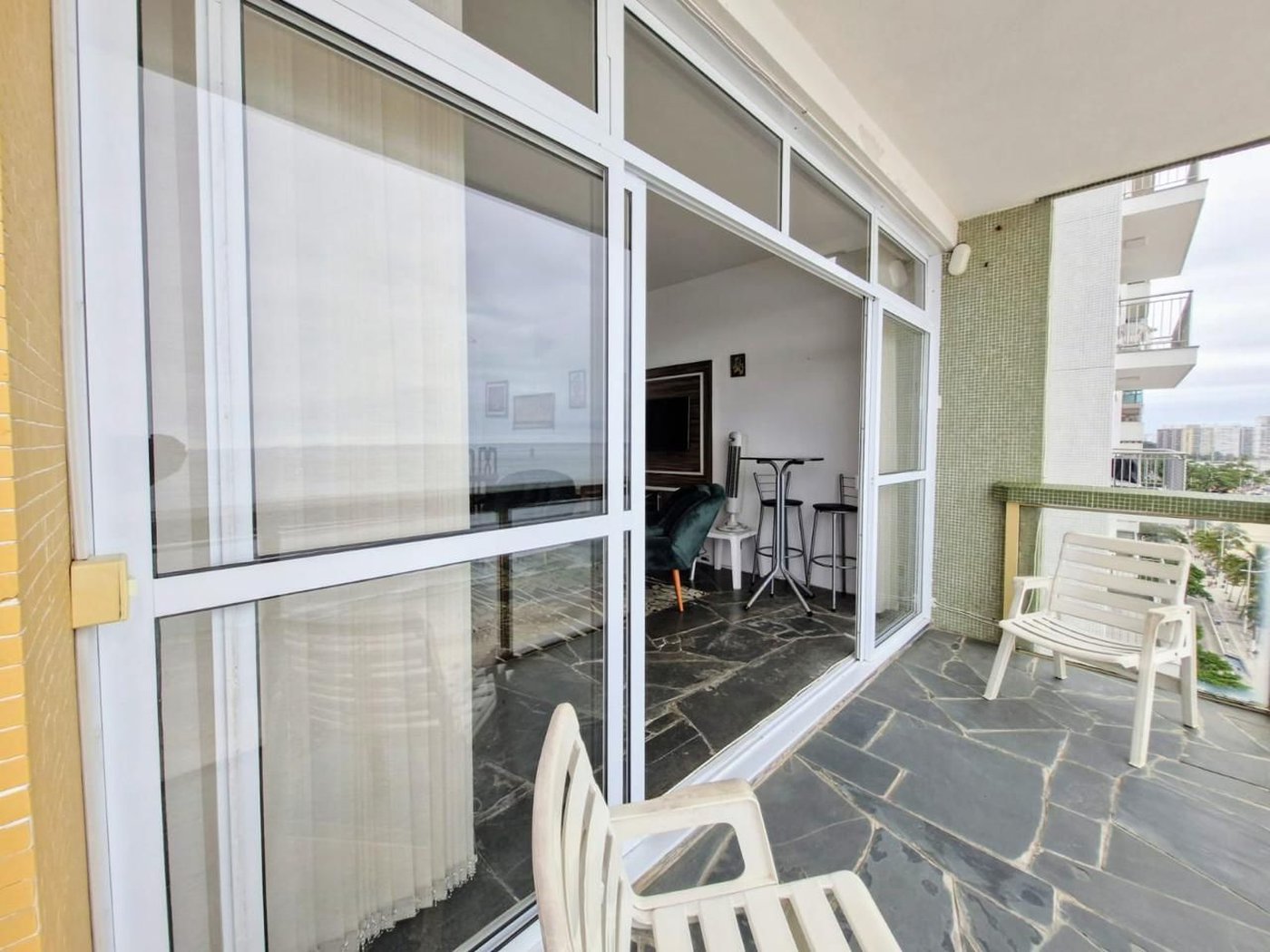 Apartamento com 4 dormitórios à venda, 150 m² por R$ 1.200.000,00 - Praia das Pitangueiras - Guarujá/SP